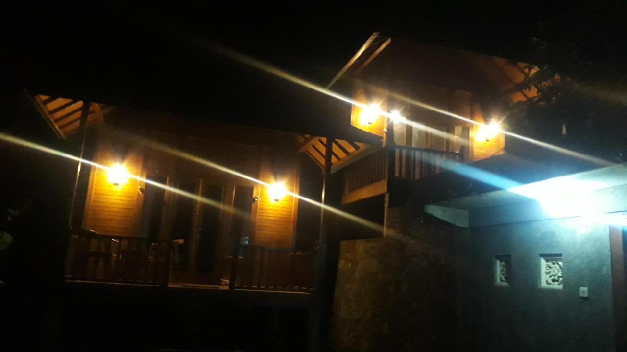 Uma d'Nyuh Homestay Singaraja  Bagian luar foto